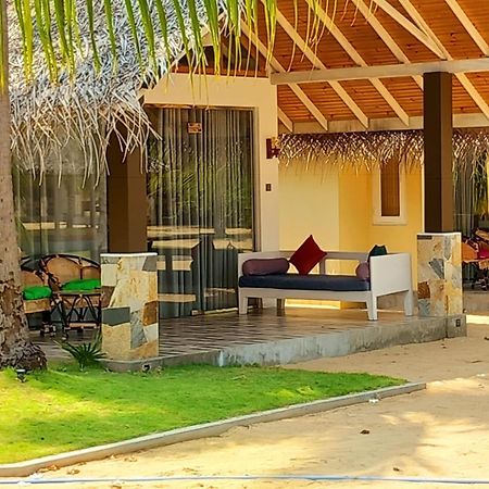 Blue Waves Kite Surfing Beach Resort Kalpitiya Bagian luar foto