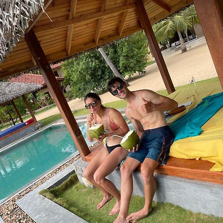 Blue Waves Kite Surfing Beach Resort Kalpitiya Bagian luar foto