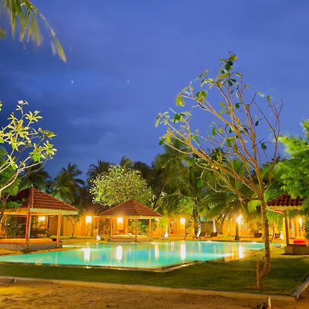 Blue Waves Kite Surfing Beach Resort Kalpitiya Bagian luar foto