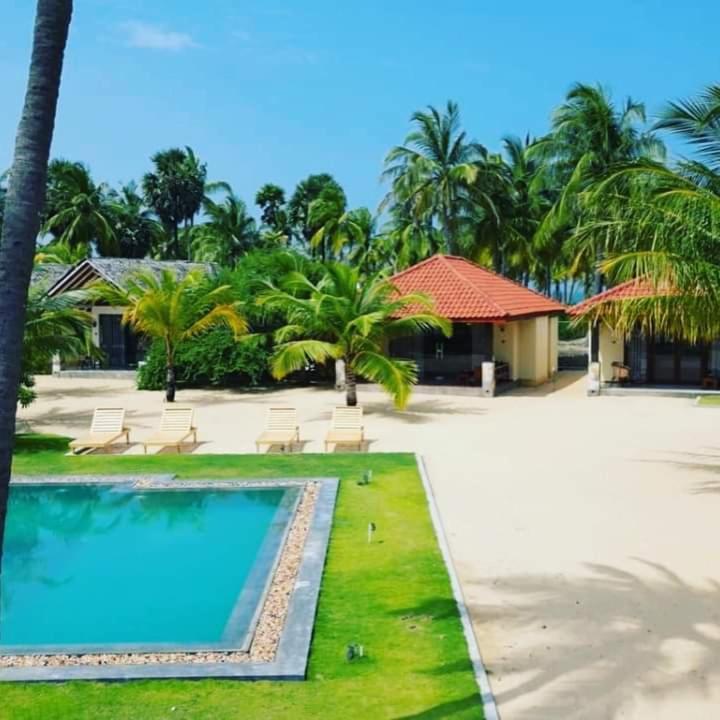 Blue Waves Kite Surfing Beach Resort Kalpitiya Bagian luar foto
