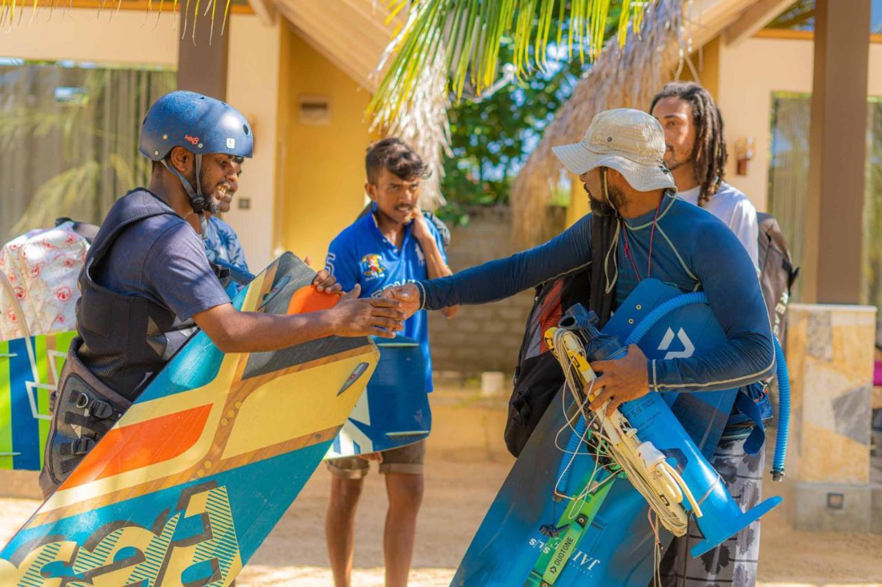 Blue Waves Kite Surfing Beach Resort Kalpitiya Bagian luar foto