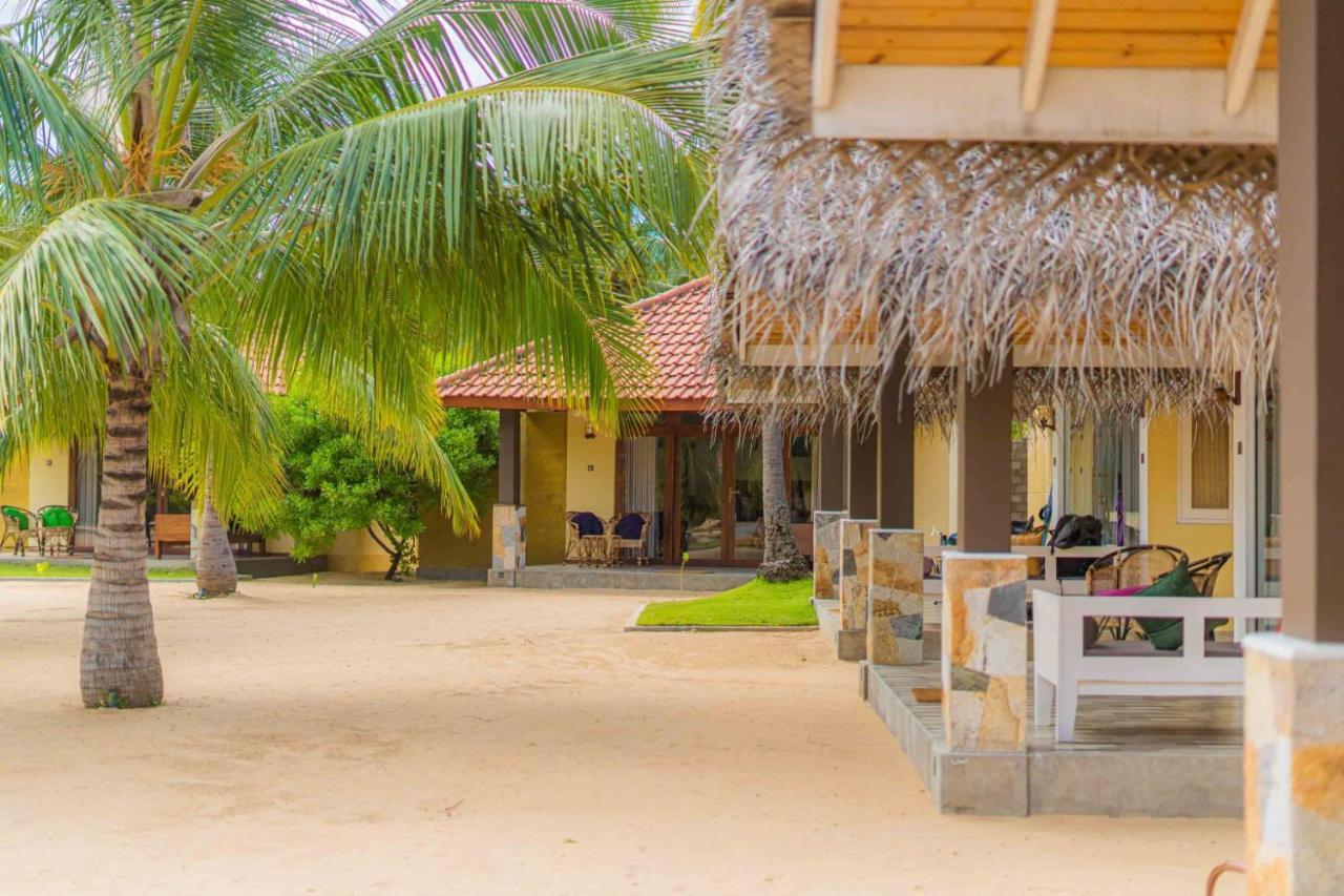 Blue Waves Kite Surfing Beach Resort Kalpitiya Bagian luar foto